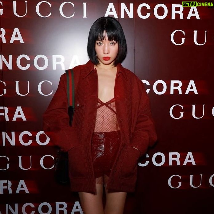 Riisa Naka Instagram - GUCCIの新クリエイティブ・ディレクターサバト・デ・サルノのデビューコレクション「Gucci Ancora」がついにローンチ✨
Rosso Ancora color一色の国立競技場にドキドキが止まらなかった♥️
 「Ancora - もう一度、もっと、ファッションに恋をしよう」というメッセージとともに、絶え間なく愛をもたらしてくれるファッションの魅力を再燃させたいというサバトの想いが込められたコレクションの世界観を体感でき、

これからサバトがつくる新しいGUCCIが
たくさんの方に幸せを運んでくれるんだろうなと
とても楽しみになった♥️🥰🤝🫀✨

全身Rosso Ancora colorで統一したコレクションに袖を通すことでステージアップした自分に出会えたけれど、どこか懐かしい気持ちにもなったルックでした♥️

よーさん @yoshidayoh_official 
エラちゃん　@elaiza_ikd 
と3姉妹ショット♥️♥️♥️😘

#GucciAncora
#GucciSS24
#PR
@gucci 
@sabatods