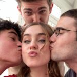Clara Galle Instagram - Podría describir de memoria esa habitación mejor que la mía. Creo que es el sitio que ha pisado toda persona que ha formado parte de este periplo. Me acuerdo de cuando cambiaron las paredes de color y lo sentí como si hubieran pintado mi casa sin avisar. Había días que pensaba en dónde esconderme para quedarme a dormir en ese plató sin que nadie se enterara. A día de hoy pienso, ¿Qué habrán hecho con ese lugar? Estará desmontado y los muebles repartidos por ahí. Me imagino a la mesilla en un almacén diciéndole a una lámpara ajena que ella es la mesilla de la habitación de “A través de mi ventana”. Que ella sujetaba los guiones marcados cuando llegábamos a ensayar. 
Gracias a todo el mundo que ha subido por esa ventana, hay un placer inmenso en saberse esta habitación a rajatabla. Tengo grabados las posiciones que cada unx ocupabais ahí. Es un resumen perfecto, y mi manera de llevaros a todos conmigo. 
Ojalá nos veamos en muchas otras desmontables pero emocionalmente indelebles habitaciones más.

@nostromopictures @nuriavallsv @fores.marcal @meriuei74 @manuruizmz @marcmiro @isramendoza @avc73 @andreatrenadomakeup @marietabeltranz @sofia.vilaret @anamilln_ @enedenadia @albapedreira @otrapelicula @isramendoza @isaacbonfill @danaegatell @martaxipell @natalia_albert @cris_quer @alexabj @juliee.gee @manuruizmz @rachel_lascar @abel.folk @guillermo_lasheras @ivanlapadula @eliasm.felix @victorcuadrado_f @rurru29 @nuriarou @emilia_lazo @sylviaparejo @alejandro.gil @josetiradoad @xavifarre.io @andreaxchaparro @mcasalss @luciadelapuerta …💕