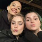 Clara Galle Instagram - Podría describir de memoria esa habitación mejor que la mía. Creo que es el sitio que ha pisado toda persona que ha formado parte de este periplo. Me acuerdo de cuando cambiaron las paredes de color y lo sentí como si hubieran pintado mi casa sin avisar. Había días que pensaba en dónde esconderme para quedarme a dormir en ese plató sin que nadie se enterara. A día de hoy pienso, ¿Qué habrán hecho con ese lugar? Estará desmontado y los muebles repartidos por ahí. Me imagino a la mesilla en un almacén diciéndole a una lámpara ajena que ella es la mesilla de la habitación de “A través de mi ventana”. Que ella sujetaba los guiones marcados cuando llegábamos a ensayar. 
Gracias a todo el mundo que ha subido por esa ventana, hay un placer inmenso en saberse esta habitación a rajatabla. Tengo grabados las posiciones que cada unx ocupabais ahí. Es un resumen perfecto, y mi manera de llevaros a todos conmigo. 
Ojalá nos veamos en muchas otras desmontables pero emocionalmente indelebles habitaciones más.

@nostromopictures @nuriavallsv @fores.marcal @meriuei74 @manuruizmz @marcmiro @isramendoza @avc73 @andreatrenadomakeup @marietabeltranz @sofia.vilaret @anamilln_ @enedenadia @albapedreira @otrapelicula @isramendoza @isaacbonfill @danaegatell @martaxipell @natalia_albert @cris_quer @alexabj @juliee.gee @manuruizmz @rachel_lascar @abel.folk @guillermo_lasheras @ivanlapadula @eliasm.felix @victorcuadrado_f @rurru29 @nuriarou @emilia_lazo @sylviaparejo @alejandro.gil @josetiradoad @xavifarre.io @andreaxchaparro @mcasalss @luciadelapuerta …💕