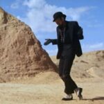 Alinne Moraes Instagram - Bob Fosse em 1974 e seu moonwalk que inspirou Michael Jackson em 1983 para a canção Billie Jean. #inspiracoes 
 
😎❤️‍🔥 #opequenoprincipe