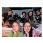 Clara Galle Instagram - Podría describir de memoria esa habitación mejor que la mía. Creo que es el sitio que ha pisado toda persona que ha formado parte de este periplo. Me acuerdo de cuando cambiaron las paredes de color y lo sentí como si hubieran pintado mi casa sin avisar. Había días que pensaba en dónde esconderme para quedarme a dormir en ese plató sin que nadie se enterara. A día de hoy pienso, ¿Qué habrán hecho con ese lugar? Estará desmontado y los muebles repartidos por ahí. Me imagino a la mesilla en un almacén diciéndole a una lámpara ajena que ella es la mesilla de la habitación de “A través de mi ventana”. Que ella sujetaba los guiones marcados cuando llegábamos a ensayar. 
Gracias a todo el mundo que ha subido por esa ventana, hay un placer inmenso en saberse esta habitación a rajatabla. Tengo grabados las posiciones que cada unx ocupabais ahí. Es un resumen perfecto, y mi manera de llevaros a todos conmigo. 
Ojalá nos veamos en muchas otras desmontables pero emocionalmente indelebles habitaciones más.

@nostromopictures @nuriavallsv @fores.marcal @meriuei74 @manuruizmz @marcmiro @isramendoza @avc73 @andreatrenadomakeup @marietabeltranz @sofia.vilaret @anamilln_ @enedenadia @albapedreira @otrapelicula @isramendoza @isaacbonfill @danaegatell @martaxipell @natalia_albert @cris_quer @alexabj @juliee.gee @manuruizmz @rachel_lascar @abel.folk @guillermo_lasheras @ivanlapadula @eliasm.felix @victorcuadrado_f @rurru29 @nuriarou @emilia_lazo @sylviaparejo @alejandro.gil @josetiradoad @xavifarre.io @andreaxchaparro @mcasalss @luciadelapuerta …💕