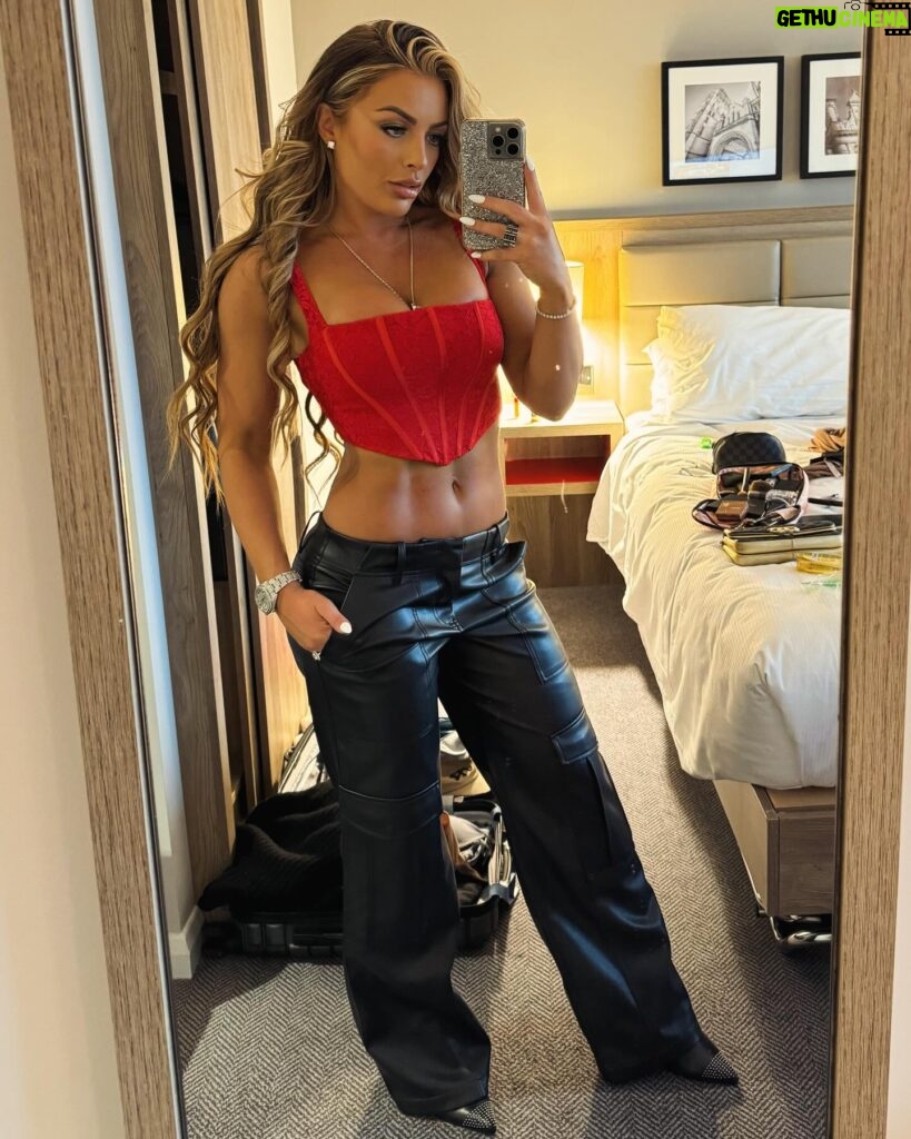 Mandy Rose Instagram - Photo dump! 🌹 ➡️ What an amazing weekend in Manchester, UK 🇬🇧 ! Can’t express how grateful I am for all my fans all around the world ❤️🙏🏻🥹

Thank you @ftlowrestling for the warm welcome! 🤗 

Styled by @styledbylmc 
Make up @holliefitzmartinmakeup 
Hair @leahknivetonhair