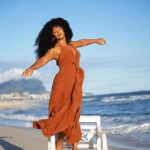 Juliana Alves Instagram - Celebro esse dia
Com essa minha tradução 
Em forma de imagens

Se acolher, se olhar atenta e se permitir…

Viva, Mulher!

Celebro minha mãe, minhas irmãs, sobrinhas, primas, amigas, minhas mais velhas e todas as mulheres que tem me fortalecido e me ensinado a ser quem sou. 
Celebro nossas ancestrais e as que forjaram nossos alicerces e abriram caminhos.
Celebro esse mar e as marés que me banham! 

- Ensaio do @guilhermelima completo na Revista @revmensch 🤎🧡❤️