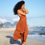 Juliana Alves Instagram - Celebro esse dia
Com essa minha tradução 
Em forma de imagens

Se acolher, se olhar atenta e se permitir…

Viva, Mulher!

Celebro minha mãe, minhas irmãs, sobrinhas, primas, amigas, minhas mais velhas e todas as mulheres que tem me fortalecido e me ensinado a ser quem sou. 
Celebro nossas ancestrais e as que forjaram nossos alicerces e abriram caminhos.
Celebro esse mar e as marés que me banham! 

- Ensaio do @guilhermelima completo na Revista @revmensch 🤎🧡❤️