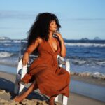 Juliana Alves Instagram - Celebro esse dia
Com essa minha tradução 
Em forma de imagens

Se acolher, se olhar atenta e se permitir…

Viva, Mulher!

Celebro minha mãe, minhas irmãs, sobrinhas, primas, amigas, minhas mais velhas e todas as mulheres que tem me fortalecido e me ensinado a ser quem sou. 
Celebro nossas ancestrais e as que forjaram nossos alicerces e abriram caminhos.
Celebro esse mar e as marés que me banham! 

- Ensaio do @guilhermelima completo na Revista @revmensch 🤎🧡❤️