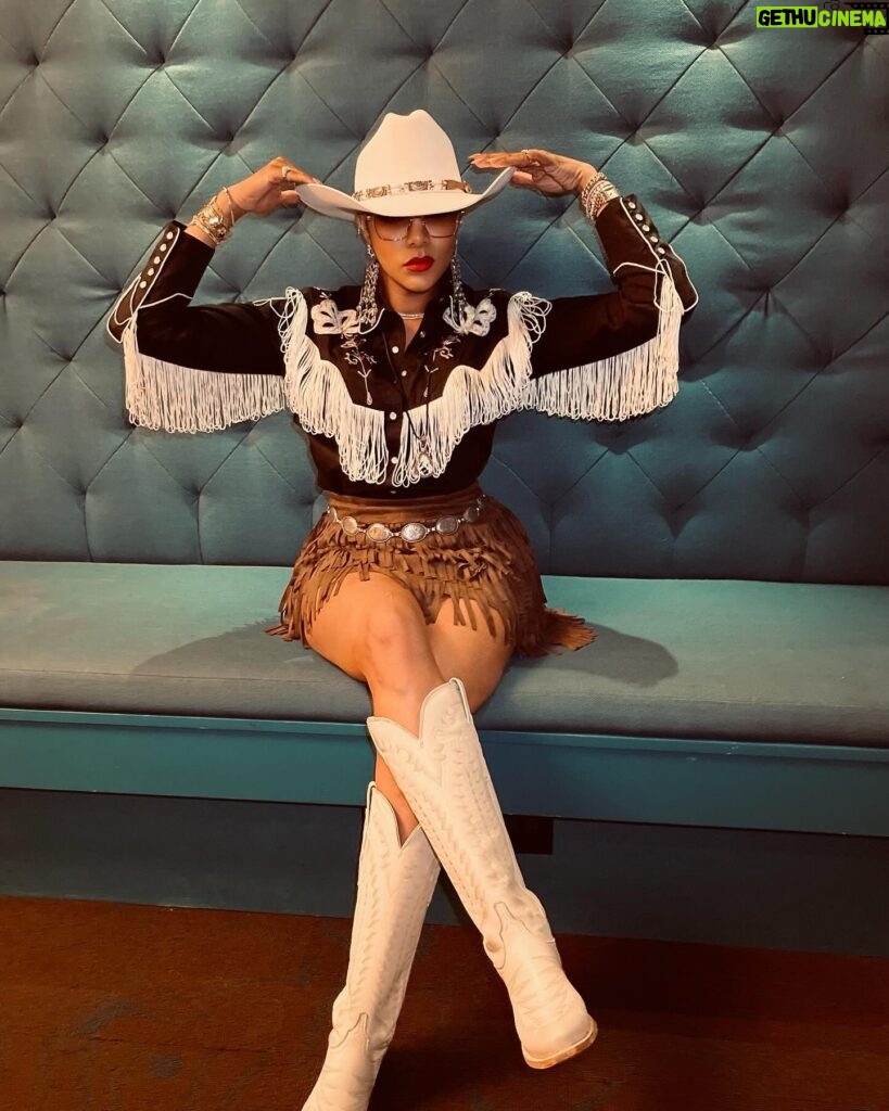LeToya Luckett Instagram - ✨RODEO SHOW✨

The way I danced in my @pintoranch outfit last night for @bunb takeover at @rodeohouston last night babyyyyyyyyyy! 💃🏽💃🏽💃🏽

✨  @pintoranch from head to toe 🤠
