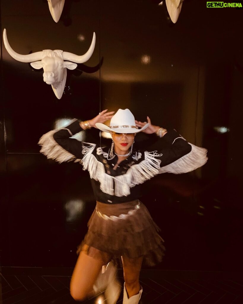 LeToya Luckett Instagram - ✨RODEO SHOW✨

The way I danced in my @pintoranch outfit last night for @bunb takeover at @rodeohouston last night babyyyyyyyyyy! 💃🏽💃🏽💃🏽

✨  @pintoranch from head to toe 🤠