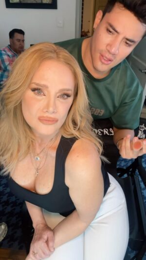 Erika Buenfil Instagram - Te amo brillos @erikabuenfil50 #😍