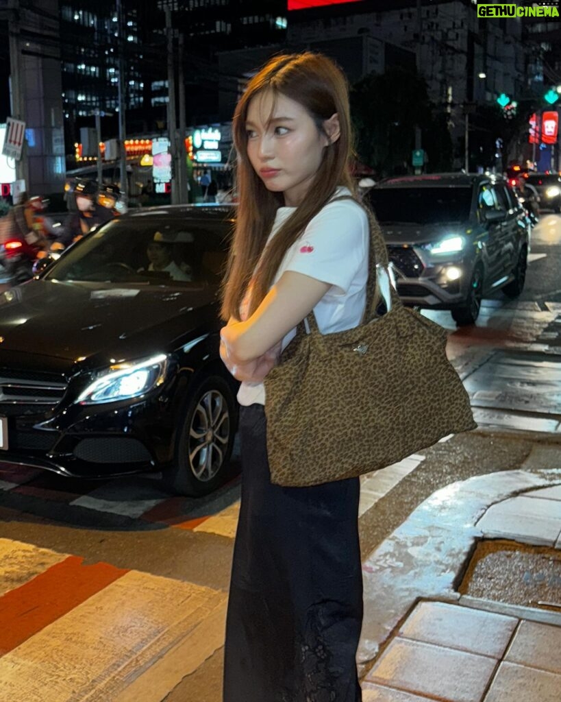 Pattranite Limpatiyakorn Instagram - Asok night vibes