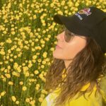 Şevval Sam Instagram - 🌼💛Bilmişim de giymişim💛 🌼
#geldeyatma  ilkbahar’ın ilk kavuşması💛🧡💜🩷🩵🌈🌼🌼🌼🌼🌼🌼🌼