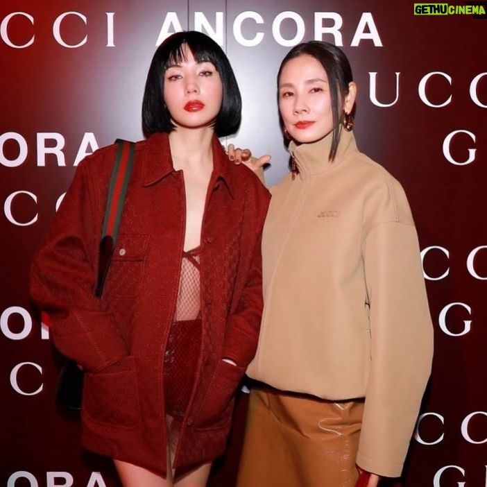 Riisa Naka Instagram - GUCCIの新クリエイティブ・ディレクターサバト・デ・サルノのデビューコレクション「Gucci Ancora」がついにローンチ✨
Rosso Ancora color一色の国立競技場にドキドキが止まらなかった♥️
 「Ancora - もう一度、もっと、ファッションに恋をしよう」というメッセージとともに、絶え間なく愛をもたらしてくれるファッションの魅力を再燃させたいというサバトの想いが込められたコレクションの世界観を体感でき、

これからサバトがつくる新しいGUCCIが
たくさんの方に幸せを運んでくれるんだろうなと
とても楽しみになった♥️🥰🤝🫀✨

全身Rosso Ancora colorで統一したコレクションに袖を通すことでステージアップした自分に出会えたけれど、どこか懐かしい気持ちにもなったルックでした♥️

よーさん @yoshidayoh_official 
エラちゃん　@elaiza_ikd 
と3姉妹ショット♥️♥️♥️😘

#GucciAncora
#GucciSS24
#PR
@gucci 
@sabatods