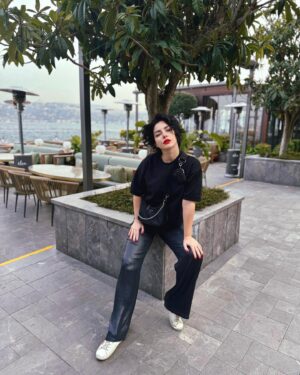 Merve Boluğur Instagram - Yine siyahlar 🖤 #ad