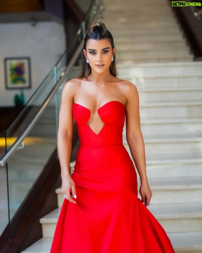 Clarissa Molina Instagram - Premio Soberano 2024 ✨♥️ 

Squad ✨

Vestido: @suzelletaveras @bridetoberd 
Joyas: @charlielapson
Stylist: @karlabstyle
Hair @magdalenaco01 
Makeup @lulamaxiel 
Fotografía @gicarlos27 
@ms_communications