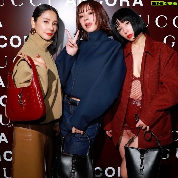 Riisa Naka Instagram - GUCCIの新クリエイティブ・ディレクターサバト・デ・サルノのデビューコレクション「Gucci Ancora」がついにローンチ✨
Rosso Ancora color一色の国立競技場にドキドキが止まらなかった♥️
 「Ancora - もう一度、もっと、ファッションに恋をしよう」というメッセージとともに、絶え間なく愛をもたらしてくれるファッションの魅力を再燃させたいというサバトの想いが込められたコレクションの世界観を体感でき、

これからサバトがつくる新しいGUCCIが
たくさんの方に幸せを運んでくれるんだろうなと
とても楽しみになった♥️🥰🤝🫀✨

全身Rosso Ancora colorで統一したコレクションに袖を通すことでステージアップした自分に出会えたけれど、どこか懐かしい気持ちにもなったルックでした♥️

よーさん @yoshidayoh_official 
エラちゃん　@elaiza_ikd 
と3姉妹ショット♥️♥️♥️😘

#GucciAncora
#GucciSS24
#PR
@gucci 
@sabatods
