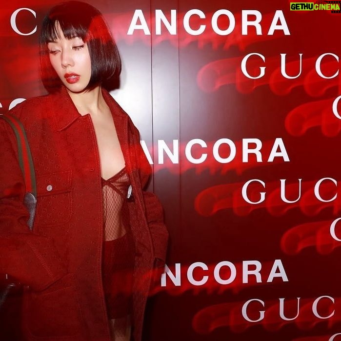 Riisa Naka Instagram - GUCCIの新クリエイティブ・ディレクターサバト・デ・サルノのデビューコレクション「Gucci Ancora」がついにローンチ✨
Rosso Ancora color一色の国立競技場にドキドキが止まらなかった♥️
 「Ancora - もう一度、もっと、ファッションに恋をしよう」というメッセージとともに、絶え間なく愛をもたらしてくれるファッションの魅力を再燃させたいというサバトの想いが込められたコレクションの世界観を体感でき、

これからサバトがつくる新しいGUCCIが
たくさんの方に幸せを運んでくれるんだろうなと
とても楽しみになった♥️🥰🤝🫀✨

全身Rosso Ancora colorで統一したコレクションに袖を通すことでステージアップした自分に出会えたけれど、どこか懐かしい気持ちにもなったルックでした♥️

よーさん @yoshidayoh_official 
エラちゃん　@elaiza_ikd 
と3姉妹ショット♥️♥️♥️😘

#GucciAncora
#GucciSS24
#PR
@gucci 
@sabatods