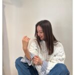 Nozomi Sasaki Instagram - 春の新作、早速着ました🌸
ストライプのシャツに春ニットを重ねて🤍
どちらも#iNtimite 🤍

@intimite_onemile