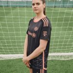 Lena Gercke Instagram - This one is sooo special! 🤩🧡🖤
 
Introducing the first ever bespoke female kit for @fcbfrauen designed by @legerbylenagercke. 🔗 Available on International Women’s Day – 8th of March!