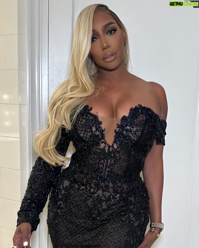 NeNe Leakes Instagram - SWIPE: ATEEEEEEEEE👄 
Gown: @casze_
Makeup: @2gifted.hands 
Hair: @Dynamiclush