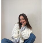 Nozomi Sasaki Instagram - 春の新作、早速着ました🌸
ストライプのシャツに春ニットを重ねて🤍
どちらも#iNtimite 🤍

@intimite_onemile