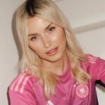 Lena Gercke Instagram – Ich bin dann schon mal bereit :-) nachdem wir letzte Woche unser Trikot für die frauenmannschaft des FCBayern gelauncht haben lag heute morgen das neue Auswärtstrikot der Nationalmannschaft für die EM 24 in meiner Post 🎉🎉🎉 wie gefällt es euch? 
📸 @felixkrueger ❤️