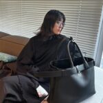 Han Hyo-joo Instagram – My new bag 💼 

@prada  #PradaBuckle #adv