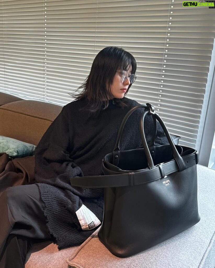 Han Hyo-joo Instagram - My new bag 💼 

@prada  #PradaBuckle #adv