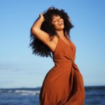 Juliana Alves Instagram - Celebro esse dia
Com essa minha tradução 
Em forma de imagens

Se acolher, se olhar atenta e se permitir…

Viva, Mulher!

Celebro minha mãe, minhas irmãs, sobrinhas, primas, amigas, minhas mais velhas e todas as mulheres que tem me fortalecido e me ensinado a ser quem sou. 
Celebro nossas ancestrais e as que forjaram nossos alicerces e abriram caminhos.
Celebro esse mar e as marés que me banham! 

- Ensaio do @guilhermelima completo na Revista @revmensch 🤎🧡❤️