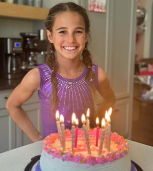 Jessie James Decker Instagram - Happy 10th birthday to my favorite girl in the whole world. Vivianne Rose you showed me what unconditional love is the day you were born. You light up every room you enter and I know you were born to do incredible things.  I’m so lucky to be your mama and I thank God for you every day. Happy birthday beautiful💖