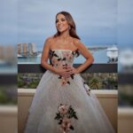 Paula Echevarría Instagram - Adoro esta ciudad.. adoro este festival ♥️ @festivalmalaga
Gracias Málaga por tu calor, siempre 🫶🏼

Vestido @marcoymaria 
Sandalias @aquazzura 
Joyas @delparamovintagejoyas 
Clutch @fahomamadrid
Maquillaje y peluquería @mikvarez para @yslbeauty 
#yslbeauty 

Fotos de interior @manuelmartosc 
Fotos alfombra @lorenzocarnero2000