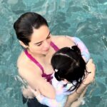 Jennylyn Mercado Instagram - Okay din naman pala magshimming ng nakaleggings🤣😹 Sarreh excited kami ng anak ko🥰🧜🏻‍♀️🏊🏻‍♀️😬 #dylanjaydeho #swimmingtime #babylove