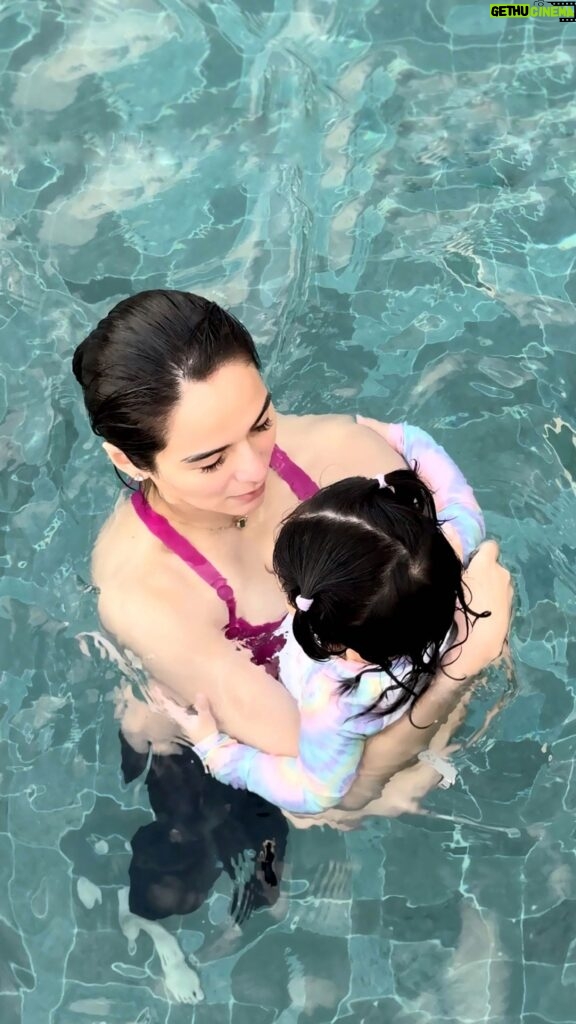 Jennylyn Mercado Instagram - Okay din naman pala magshimming ng nakaleggings🤣😹 Sarreh excited kami ng anak ko🥰🧜🏻‍♀🏊🏻‍♀😬 #dylanjaydeho #swimmingtime #babylove