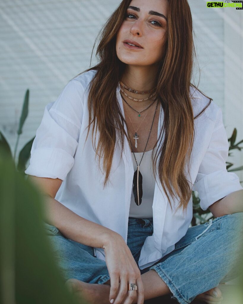 Amina Khalil Instagram - كل سنة وانتم طيبين ✨ 
رمضان كريم 🤍🙏🏼 
Wishing everyone a blessed month ahead.. 
May you all find peace, love and balance throughout 🪷 

Feels very different this year to not be working on a show for the first time after 13 years.. the endless days and nights on set.. the excitement of the first airing.. the billboards on the streets.. can’t say i dont miss it, because ofcourse a part of me does.. 
But, im so grateful for the things I was able to accomplish and experience nevertheless.. 
Taking time to reflect, relax, work on myself, and do other things Ive always wanted to do but never had the time to, gives you perspective and really makes you count your blessings.. for even the littlest of things.. 🌿🙏🏼 

Goodluck to all my friends who have Ramadan shows this year, i’ll be watching and supporting you all 🫶🏻 ربنا معاكم يا حبايبي 

Happy Ramadan everybody ! 
Eat. Pray. Love ! 
🤍💫 

Jewelry by: @11_11egypt