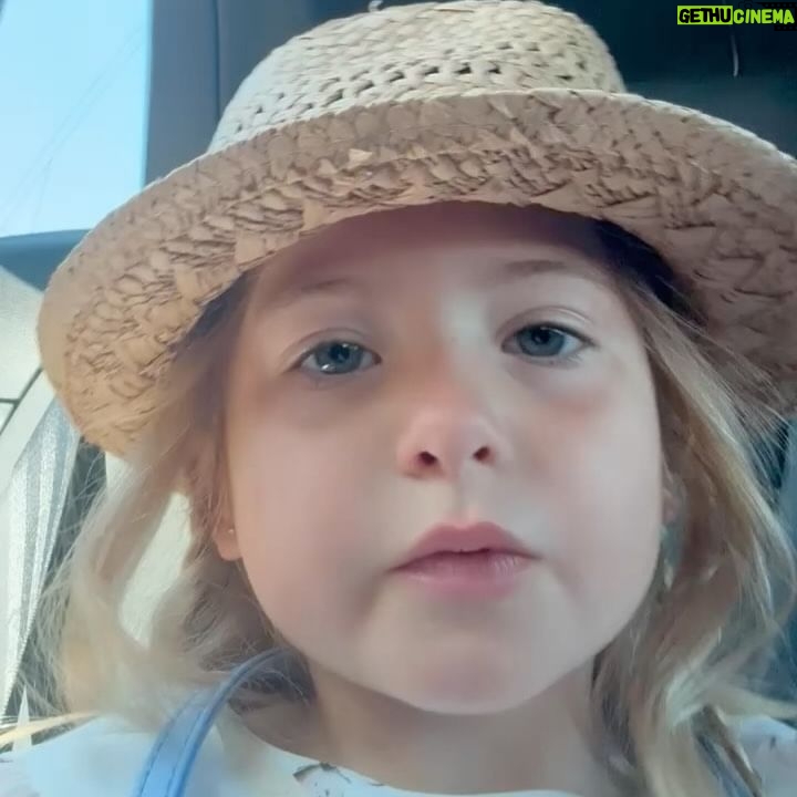 Jésica Cirio Instagram - MI FINDE ❤️
1- Mi vida entera 👧🏼 Su look de @coco.bsas
2- Selfie 🤳🏻 @victoriafprieto
3- Imitando a mamá 😂
4- Siempre mimos 🥰
5- Girl team 🫶🏻 @lulydrozdek @victoriafprieto @camihoms
6- Un poquito de boxeo con @thianyboxing 🥊
7- Te amo tanto
8- Alguien me robó el celu 😜
9- Selfie x2 con ella ❤️