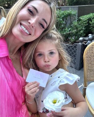Jésica Cirio Instagram - MI FINDE ❤️
1- Mi vida entera 👧🏼 Su look de @coco.bsas
2- Selfie 🤳🏻 @victoriafprieto
3- Imitando a mamá 😂
4- Siempre mimos 🥰
5- Girl team 🫶🏻 @lulydrozdek @victoriafprieto @camihoms
6- Un poquito de boxeo con @thianyboxing 🥊
7- Te amo tanto
8- Alguien me robó el celu 😜
9- Selfie x2 con ella ❤️