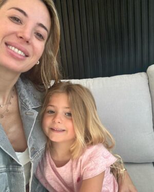 Jésica Cirio Instagram - MI FINDE ❤️
1- Mi vida entera 👧🏼 Su look de @coco.bsas
2- Selfie 🤳🏻 @victoriafprieto
3- Imitando a mamá 😂
4- Siempre mimos 🥰
5- Girl team 🫶🏻 @lulydrozdek @victoriafprieto @camihoms
6- Un poquito de boxeo con @thianyboxing 🥊
7- Te amo tanto
8- Alguien me robó el celu 😜
9- Selfie x2 con ella ❤️