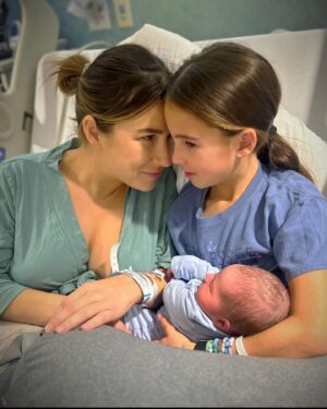 Jessie James Decker Instagram - Happy 10th birthday to my favorite girl in the whole world. Vivianne Rose you showed me what unconditional love is the day you were born. You light up every room you enter and I know you were born to do incredible things.  I’m so lucky to be your mama and I thank God for you every day. Happy birthday beautiful💖