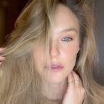 Bar Refaeli Instagram – Natural sexy make up in less than a minute. 
Sorry for the duck face. It’s inevitable. 

• @lorealparis lumi glotion 
• @lancomeofficial All Over concealer 03
• @chanel.beauty Soleil Tan 
• @decleore_paris Sun kissed cream in Mandarine Verte
• @maccosmetics eye crayon in Teddy
• @narsissist setting powder Translucent 
• @seacret mascara 
• @charlottetilbury lip&cheek glow on Pillow Talk
• @diorbeauty lip maximizer 
• @smashboxcosmetics contour stick

Brushes by 
@mikibuganim 
@natashadenona 
@chenelkabetz