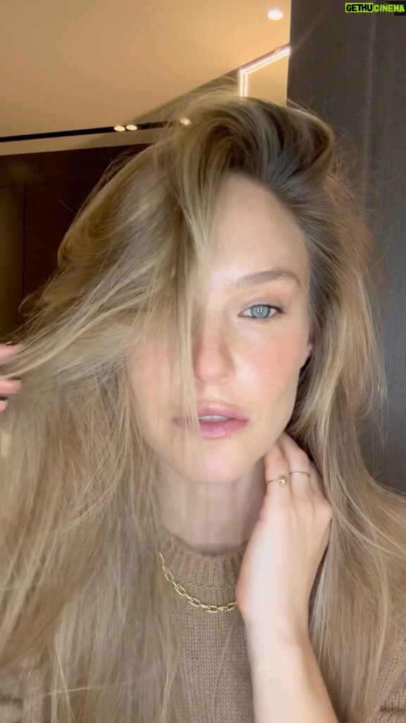 Bar Refaeli Instagram - Natural sexy make up in less than a minute. 
Sorry for the duck face. It's inevitable. 

• @lorealparis lumi glotion 
• @lancomeofficial All Over concealer 03
• @chanel.beauty Soleil Tan 
• @decleore_paris Sun kissed cream in Mandarine Verte
• @maccosmetics eye crayon in Teddy
• @narsissist setting powder Translucent 
• @seacret mascara 
• @charlottetilbury lip&cheek glow on Pillow Talk
• @diorbeauty lip maximizer 
• @smashboxcosmetics contour stick

Brushes by 
@mikibuganim 
@natashadenona 
@chenelkabetz