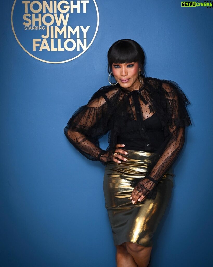 Angela Bassett Instagram - @im.angelabassett is here to talk @911onabc! #FallonTonight 

📷 @toddowyoung