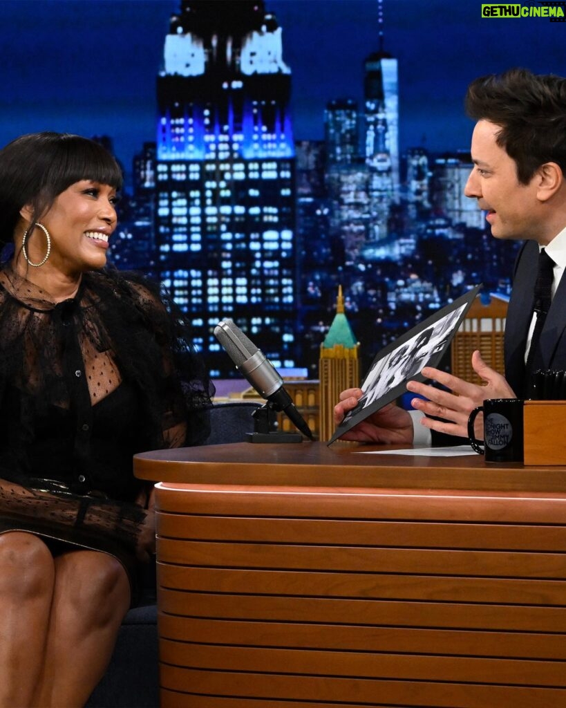 Angela Bassett Instagram - @im.angelabassett is here to talk @911onabc! #FallonTonight 

📷 @toddowyoung