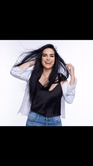 Scarlet Ortiz Instagram - Ajaaaaaaa!!!! Y llegue al “Medio Cupón” 😂 Refelizzzz Cumpleaños para Mi 🥳🎂🍾💜 Los 50 llegaron 🙌🏻 y los abrazo con todo y sus cambios, cambios que crean un poco de crisis 😅 pero lo acepto. Agradezco lo vivido hasta hoy, lo aprendido, mi salud, mis amores, mi familia, mis amigos y todo lo que estoy por vivir de hoy en adelante! 
Gracias mi bella @elizabethmua por mis fotos 🙌🏻🫶🏼👏🏻 
Graciasssss por sus bellos deseos 💜💜💜💜 #happybirthday #felizcumpleaños #birthdaygirl #yo #scarletortiz