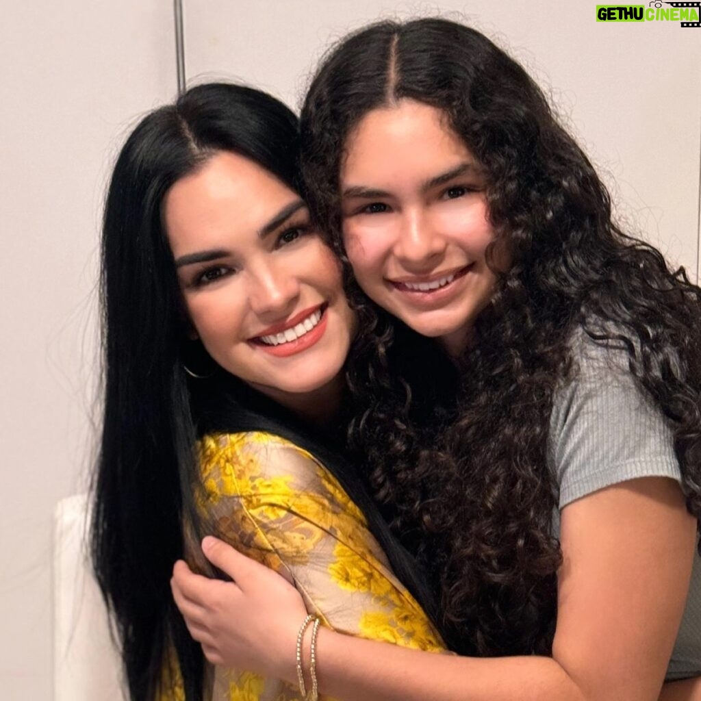 Scarlet Ortiz Instagram - Por aquí este par de piscianas agradecidas por sus bendiciones y buena vibra! GRACIASSSSSS 💜😘🙌🏻 @barbarabrianaburkle @ortizscarlet #momanddaughter #madreehija #birthdaygirls #felizcumpleaños #gracias #agradecida #barbaraburkleortiz #scarletortiz