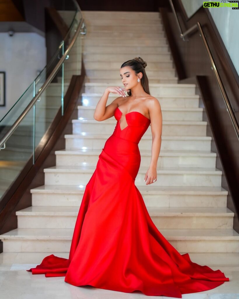 Clarissa Molina Instagram - Premio Soberano 2024 ✨♥️ 

Squad ✨

Vestido: @suzelletaveras @bridetoberd 
Joyas: @charlielapson
Stylist: @karlabstyle
Hair @magdalenaco01 
Makeup @lulamaxiel 
Fotografía @gicarlos27 
@ms_communications