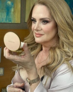 Erika Buenfil Instagram - @erikabuenfil50 
Makeup @vicoguadarrama 
#colorhair peinado @aleamayamakeup