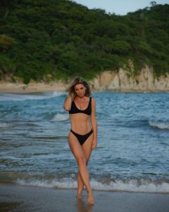 Ludwika Paleta Instagram - #TBT a uno de los proyectos más divertidos en los que he estado. Risas, gozo, amigos, noches estrelladas, abrazos, mezcal, luna, playa.
Qué más se puede pedir?  Ya vieron NOCHE DE BODAS? 
YA EN CINES 🍿
.
.
.
📷 @_kbocanegra