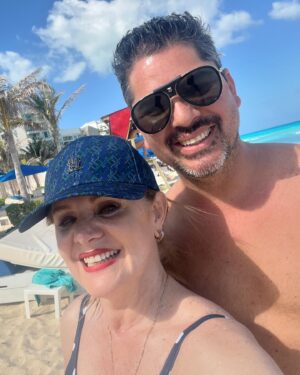 Erika Buenfil Instagram - Disfrutando del paraíso!
#cancun @liveaquacancun #cancun con mi amigo @luiscarlin #paraiso #vacaciones