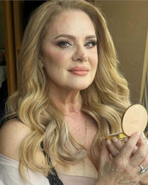 Erika Buenfil Instagram - @erikabuenfil50 
Makeup @vicoguadarrama 
#colorhair peinado @aleamayamakeup