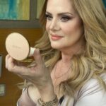 Erika Buenfil Instagram - Tú puedes ser quien tú quieras. #makeup @vicoguadarrama #pelo @aleamayamakeup