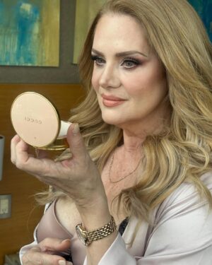 Erika Buenfil Instagram - Tú puedes ser quien tú quieras. #makeup @vicoguadarrama #pelo @aleamayamakeup