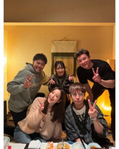 Nozomi Sasaki Instagram - .
先日秋田に帰って、
プチ秋田会👹
それぞれの分野で頑張っている人達と楽しくワイワイご飯♡
みんなと秋田で会えて嬉しい！
2件目では優くんの生歌聞けた🎸
歌でお店のお客さんみんなと一つになれたのが素敵な思い出。

#秋田会